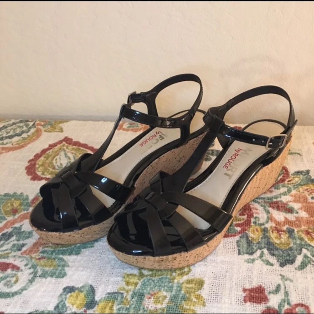 Comfort by Rogue black wedges